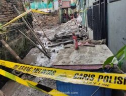 Tembok Sekolah di Palmerah Ambruk, Akses Warga Terputus dan Empat Motor Tertimbun