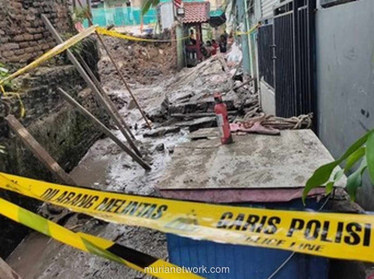 Tembok Sekolah di Palmerah Ambruk, Akses Warga Terputus dan Empat Motor Tertimbun