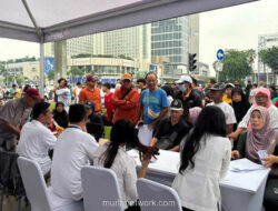 Antusias Warga DKI Berebut Kartu Gratis Transjakarta di CFD Bundaran HI