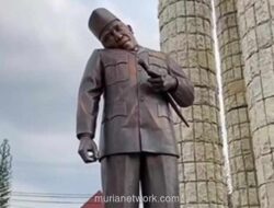 Kepala Patung Bung Karno di Indramayu Miring Diterpa Tenda, Segera Dibetulkan