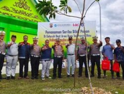 Bibit Pohon dan Senyuman Sambut Wajib Pajak di Samsat Riau