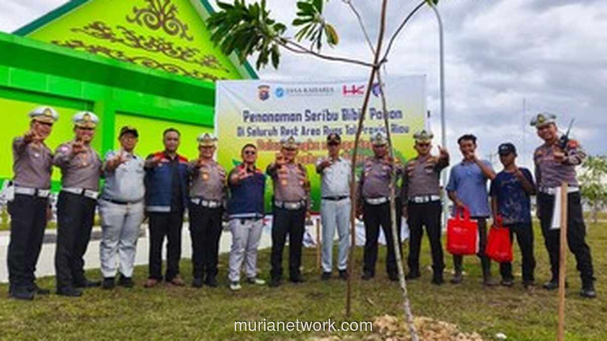 Bibit Pohon dan Senyuman Sambut Wajib Pajak di Samsat Riau