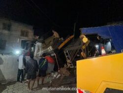 Truk Gagal Rem, Terjun dan Hancurkan Tempat Cuci Steam di Bogor