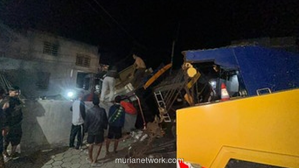 Truk Gagal Rem, Terjun dan Hancurkan Tempat Cuci Steam di Bogor