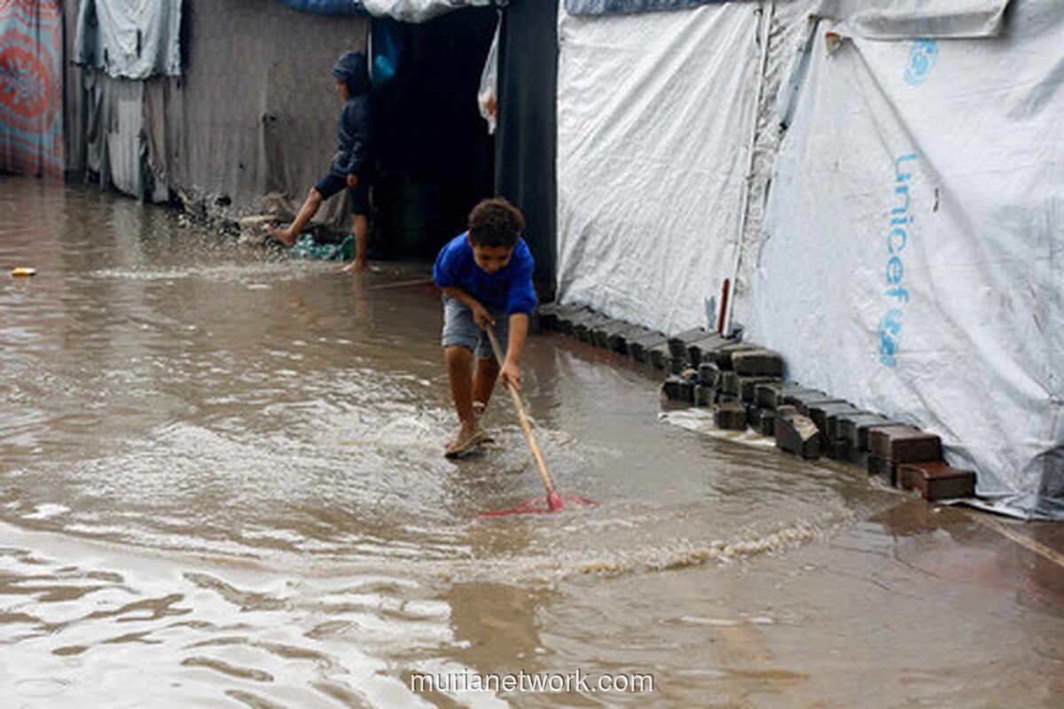 Hujan Deras Menggenangi Gaza, Tenda Pengungsi Berubah Jadi Kubangan Air