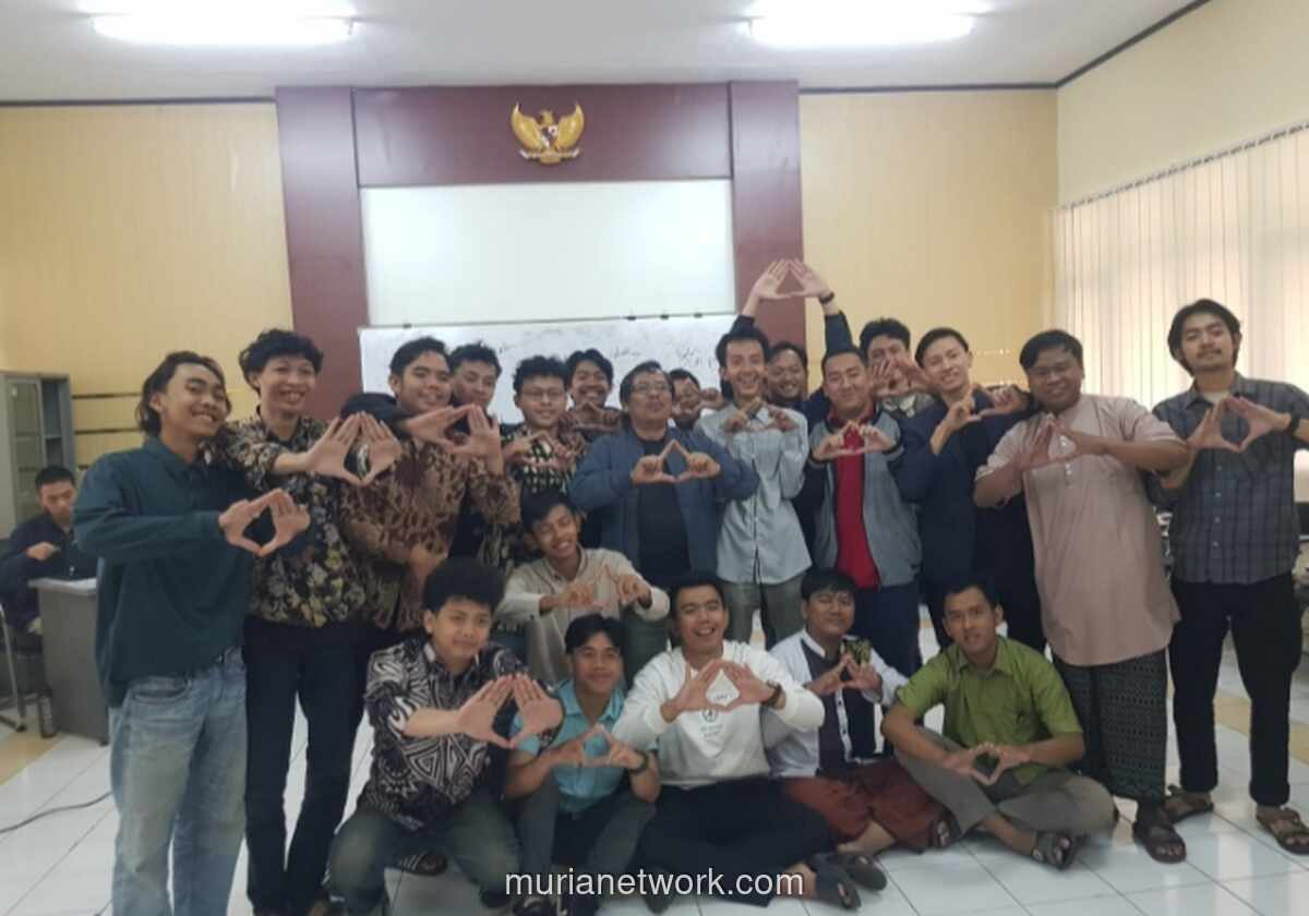 Guru Bukan Pedagang Ilmu, Tapi Perantara Cahaya Tuhan