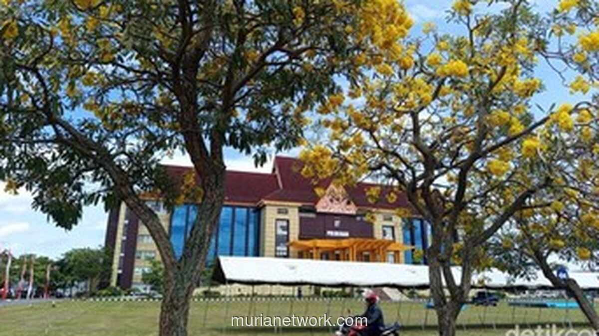 Pesona Tabebuya Kuning Warnai Mapolda Riau di Hari Pohon Sedunia