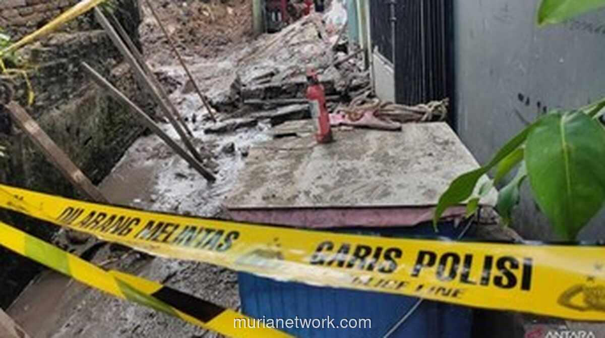 Tembok Sekolah Ambruk di Palmerah, Empat Motor Tertimbun Reruntuhan