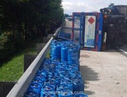 Truk Angkut Tabung Gas Terguling di Jagorawi Diduga karena Kelalaian Sopir