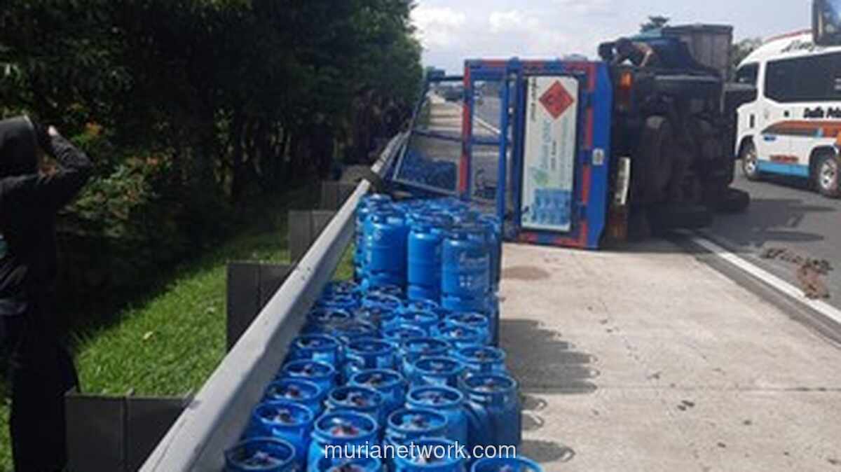 Truk Angkut Tabung Gas Terguling di Jagorawi Diduga karena Kelalaian Sopir