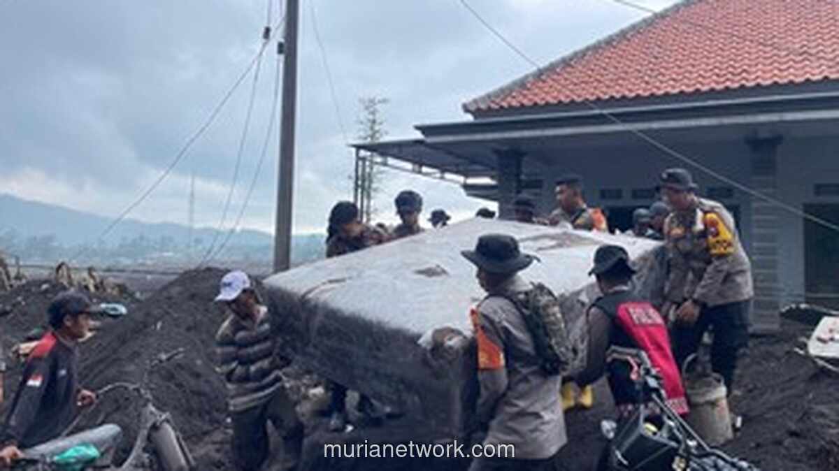 Dapur Umum Brimob Jatim Hangatkan Lereng Semeru, Trauma Healing untuk Korban Erupsi