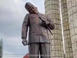 Patung Soekarno Miring Diterpa Tenda Roboh di Alun-alun Indramayu