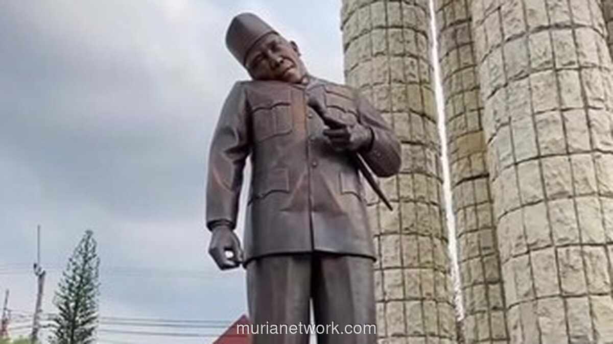 Patung Soekarno Miring Diterpa Tenda Roboh di Alun-alun Indramayu