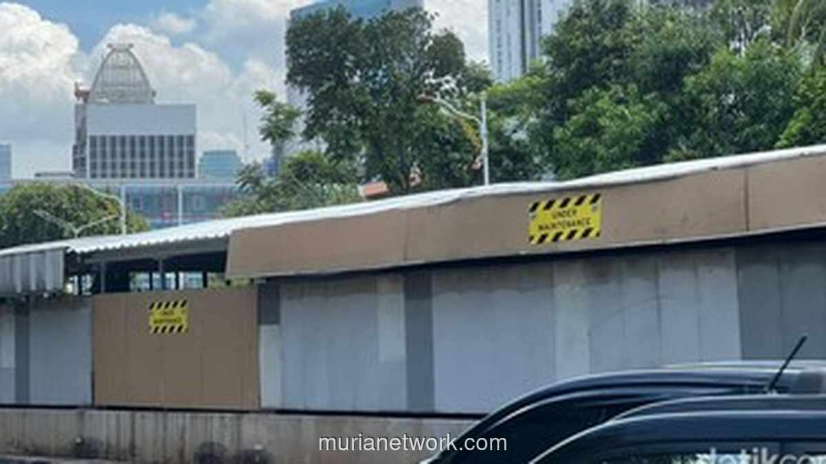 Atap MRT Senayan Ditambal Seng, Sisa Pohon Tumbang Masih Dibersihkan