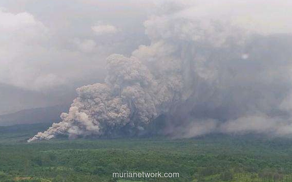 Semeru Muntahkan Awan Panas 14 Kilometer, Status Siaga Jadi Awas