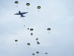 Latihan Gabungan TNI di Morowali, Pesawat Angkut dan Parasut Warnai Langit