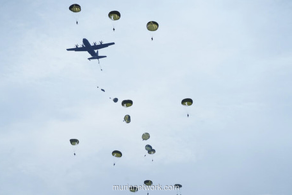 Latihan Gabungan TNI di Morowali, Pesawat Angkut dan Parasut Warnai Langit