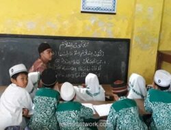 Memuliakan Guru: Kewajiban Sepanjang Masa, Bukan Hanya Seremonial