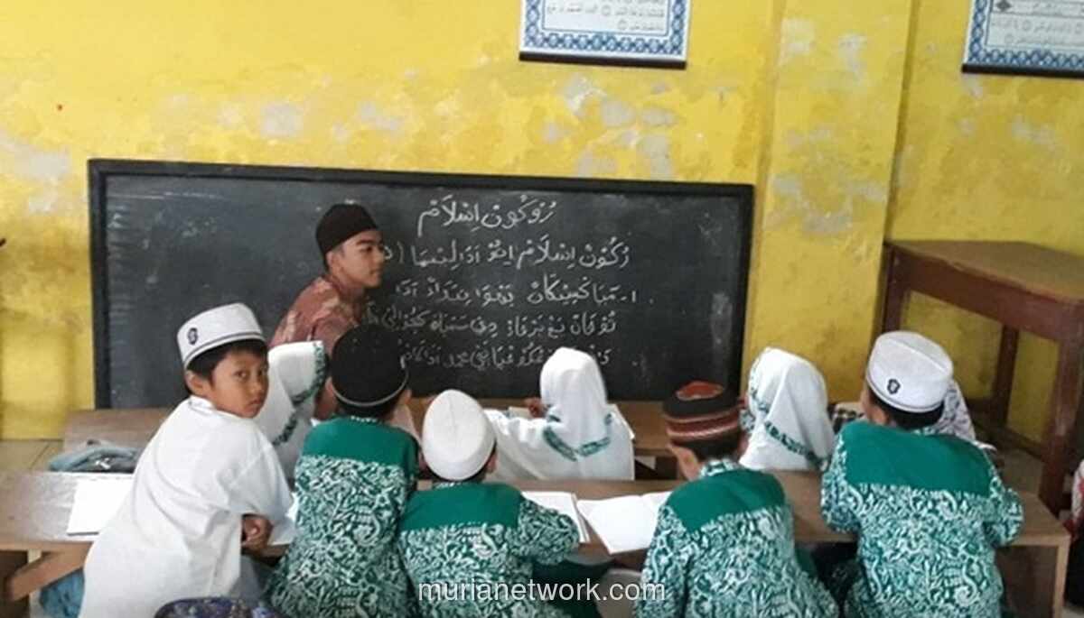 Memuliakan Guru: Kewajiban Sepanjang Masa, Bukan Hanya Seremonial