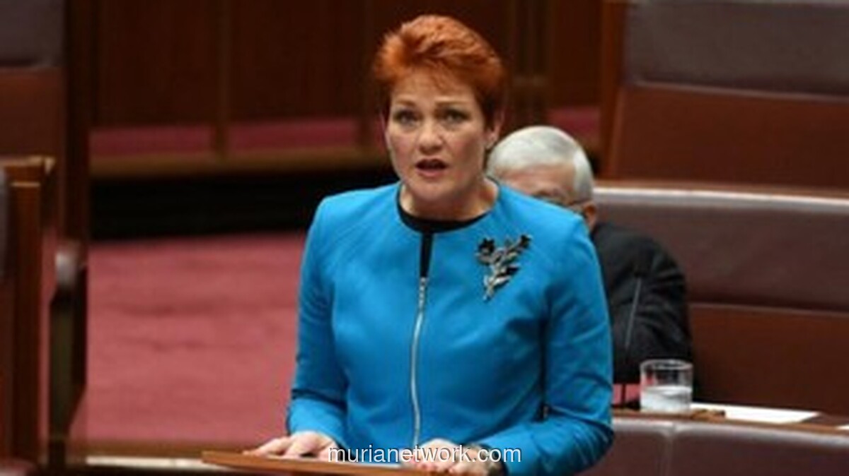 Hanson Picu Badai Kritik Usai Tampil di Senat dengan Burqa