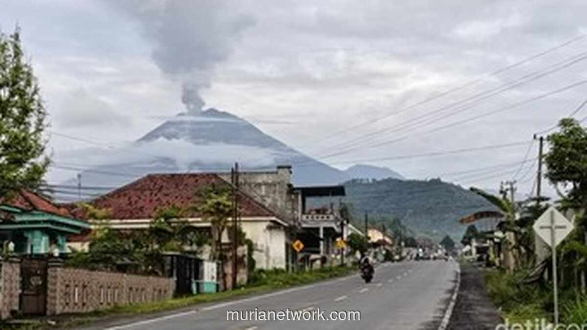 Gunung Semeru Muntahkan Awan Panas Sejauh 13 Kilometer, Status Masih Awas