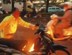 Banjir Jakarta Berubah Jadi Pemadam, Motor Terbakar Ludes Diselamatkan Polisi