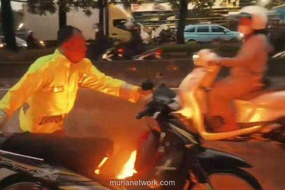 Banjir Jakarta Berubah Jadi Pemadam, Motor Terbakar Ludes Diselamatkan Polisi