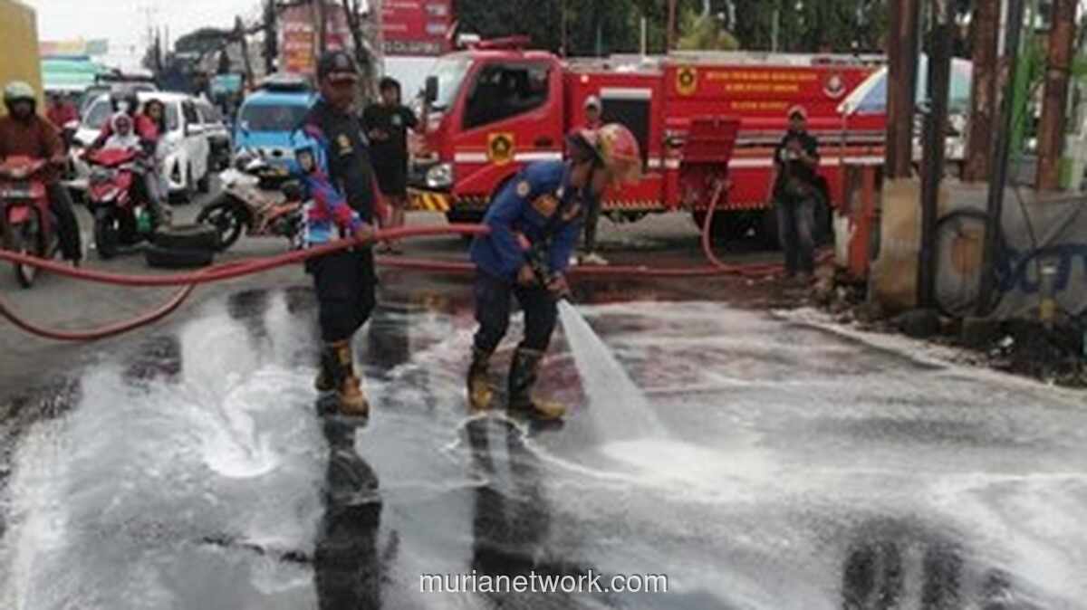Puluhan Motor Terjungkal di Cileungsi Akibat Aksi Kabur Sopir Tangki Bocor