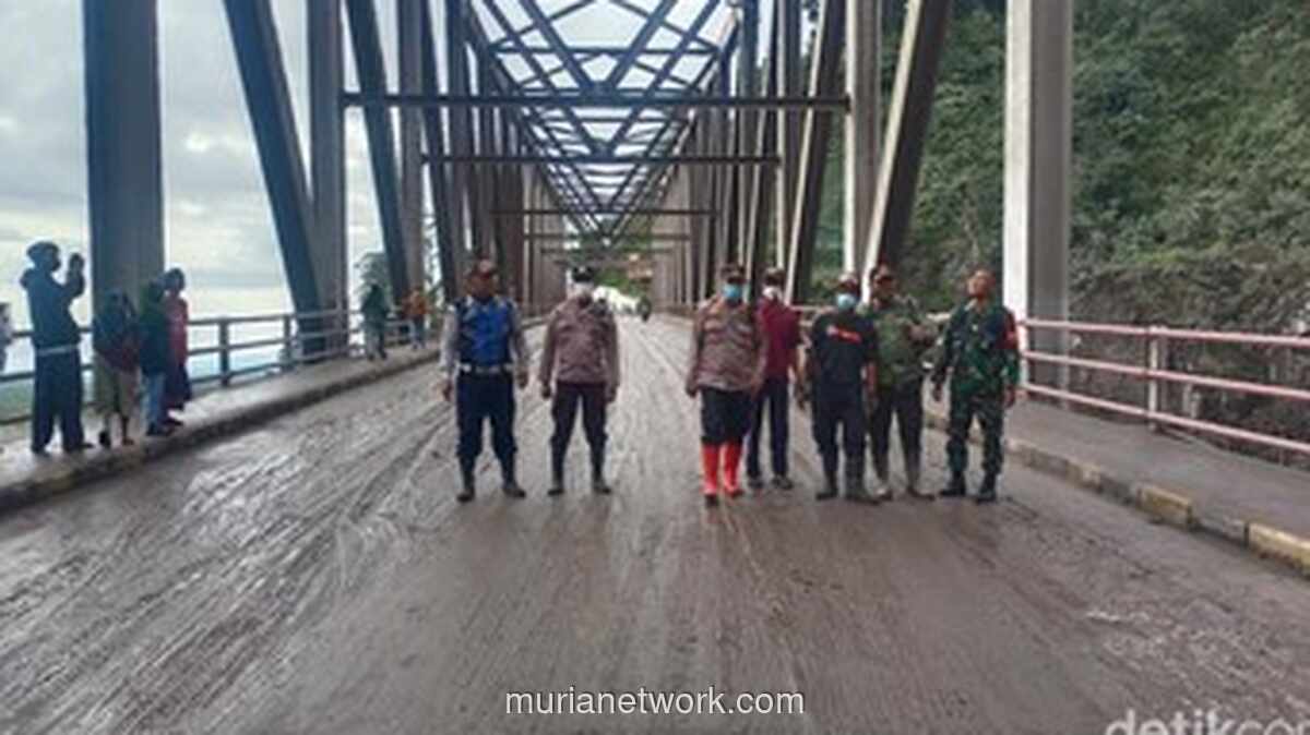 Debu Vulkanik Selimuti Jembatan Gladak Perak, 240 Personel Dikerahkan