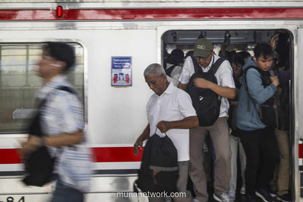Buruh Terjebak Malam, 86% Dukung KRL 24 Jam