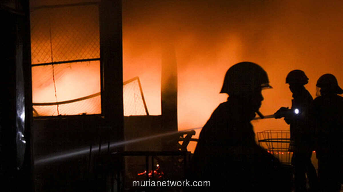 Billboard di Gedung Sarinah Terbakar, 15 Unit Damkar Dikerahkan