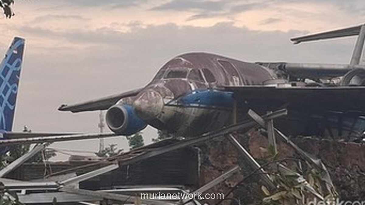 Sayap Pesawat Bekas Terbang 300 Meter, Timpa Atap Rumah Warga Bogor