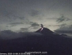 Semeru Muntahkan Lava Pijar, Kolom Abu Membubung 1.000 Meter