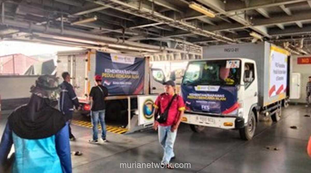 KRI Makassar 590 Angkut Bantuan Tahap Ketiga untuk Korban Bencana Sumatera