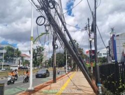 Kabel Berantakan dan Tiang Miring, Potensi Bahaya Mengintai di Jalan Dr Soepomo