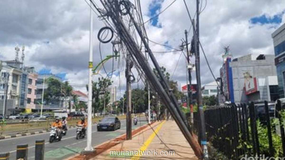 Kabel Berantakan dan Tiang Miring, Potensi Bahaya Mengintai di Jalan Dr Soepomo