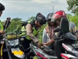 Polisi Kudus Sedot Bensin Motor Dinas untuk Tolong Warga Mogok di Sawah