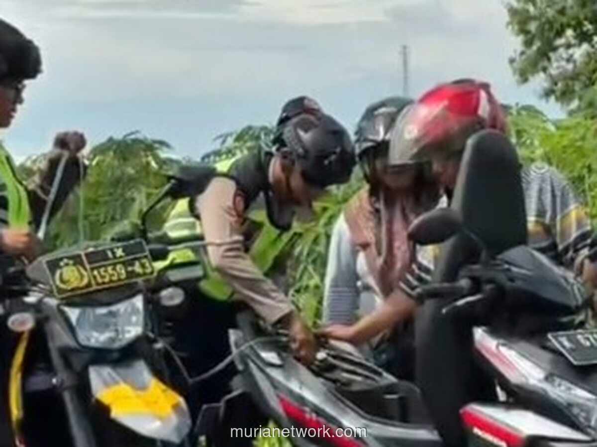 Polisi Kudus Sedot Bensin Motor Dinas untuk Tolong Warga Mogok di Sawah