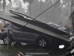 Kanopi Ruko Terbang Diterjang Angin Kencang, Timpa Mobil dan Motor di Bogor