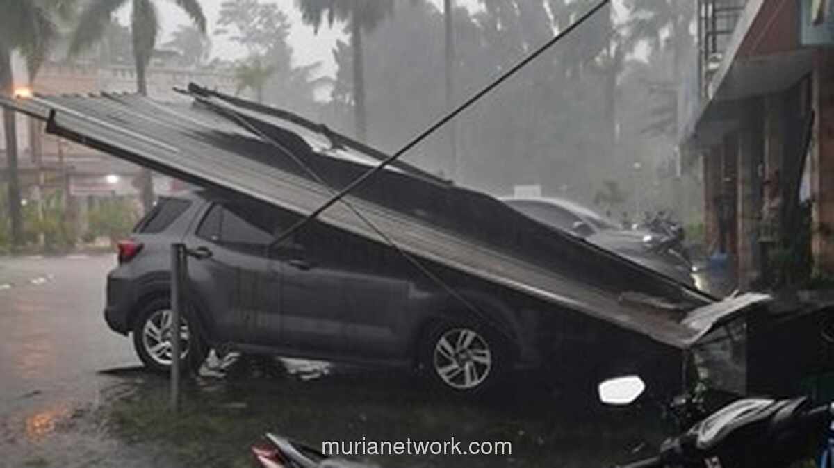 Kanopi Ruko Terbang Diterjang Angin Kencang, Timpa Mobil dan Motor di Bogor