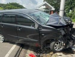 Avanza Ringsek Usai Tabrak Tiang Lampu di Tanjakan Bandara Soetta