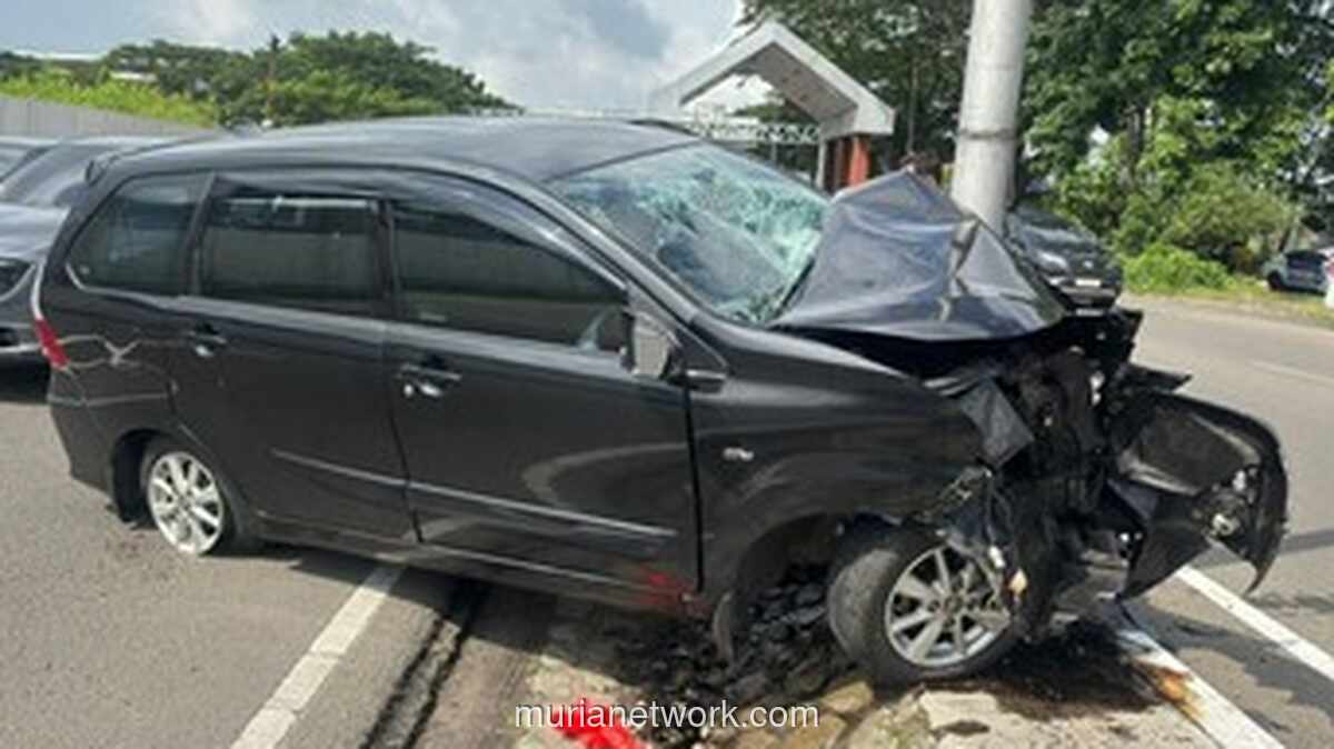 Avanza Ringsek Usai Tabrak Tiang Lampu di Tanjakan Bandara Soetta