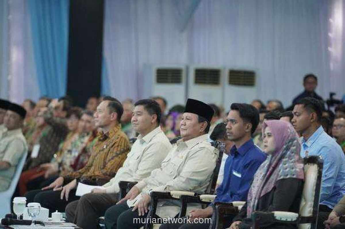 Prabowo Pilih Duduk Sampingi Penjual Seblak dan ART di Acara Serah Terima Rumah