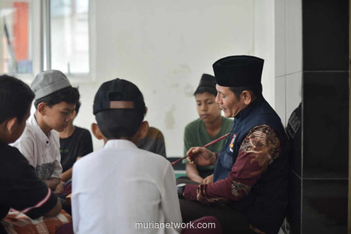 Di Tengah Genangan, Seorang Tagana Mengajar Harapan di Sekolah Rakyat Padang