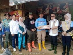 Di Tengah Reruntuhan Banjir Bandang, Posko Dukcapil Hadir Cetak KTP Darurat