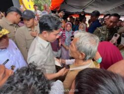 Wapres Gibran Catat Sendiri Curhat Korban Banjir Tapsel di Buku Saku