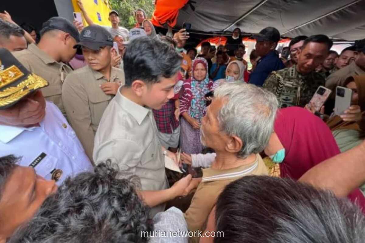 Wapres Gibran Catat Sendiri Curhat Korban Banjir Tapsel di Buku Saku