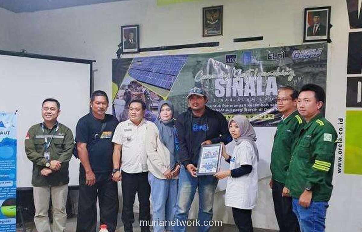 Nelayan Gresik Manfaatkan Panel Surya Apung untuk Keramba Ikan