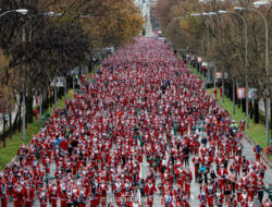 Lautan Sinterklas Serbu Jalanan Madrid dalam Aksi Lari Amal