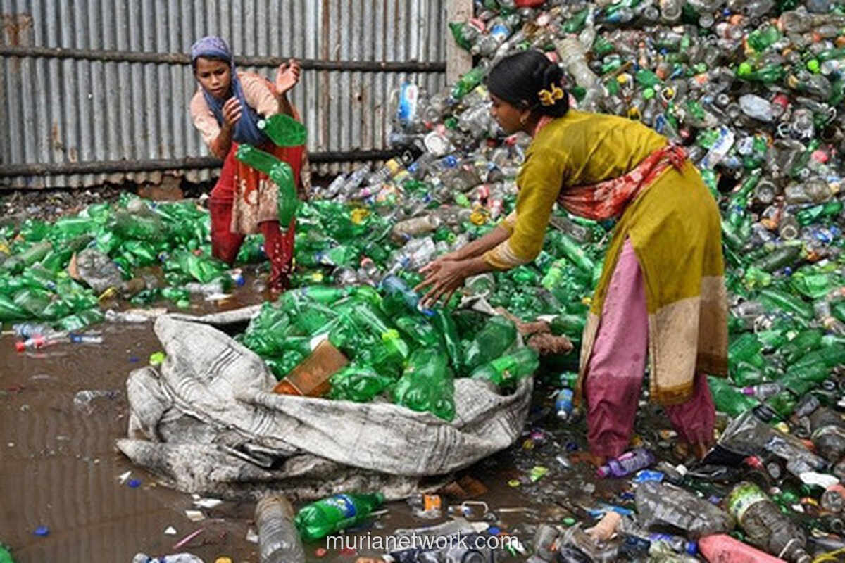 Riset Unair Ungkap Kaitan Tak Terduga Antara Sampah Plastik dan Obesitas pada Perempuan